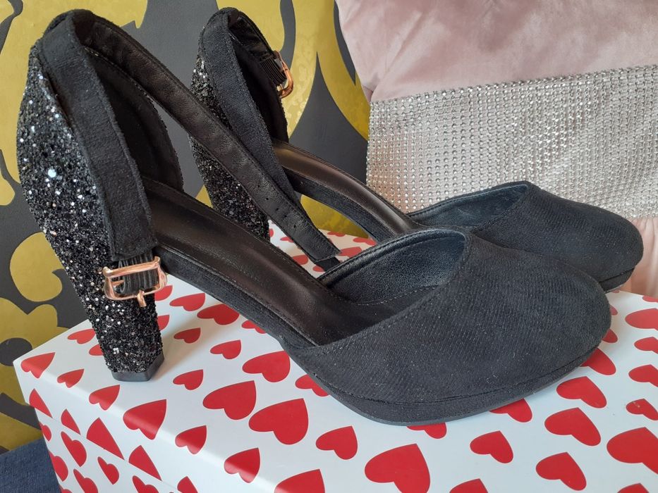 Nowe czarne buty z efektownym obcasem rozmiar 40
