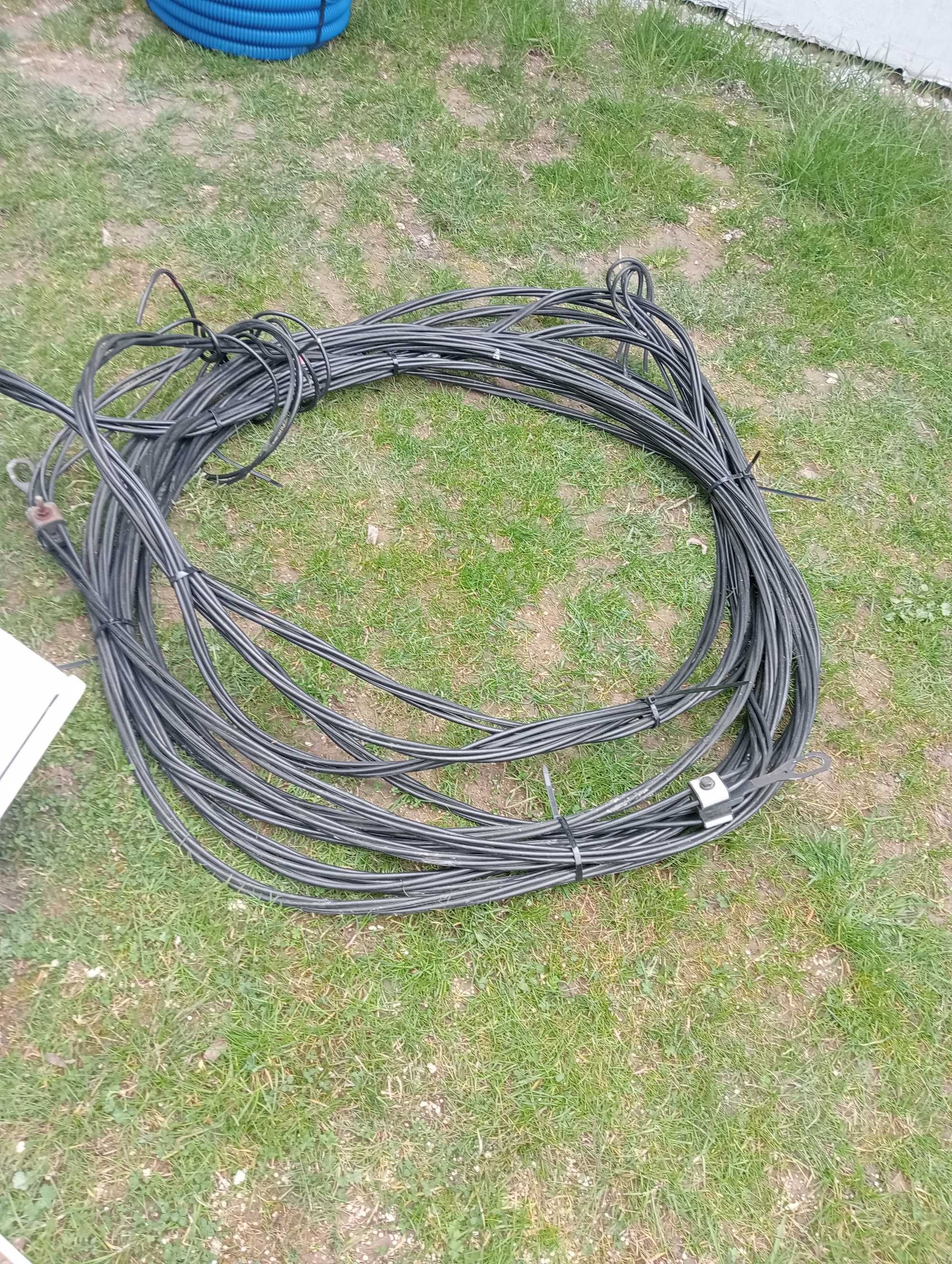 Skrzynka elektryczna i kabel napowietrzny