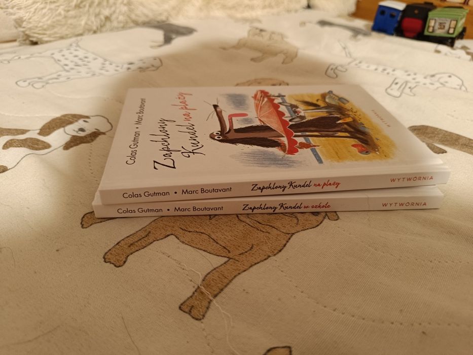 Zapchlony kundel na plaży i w szkole