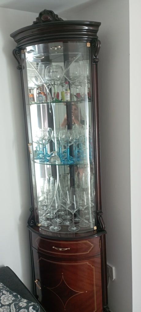Vendo recheio de casa várias  mobilias e utensílios de cozinha..