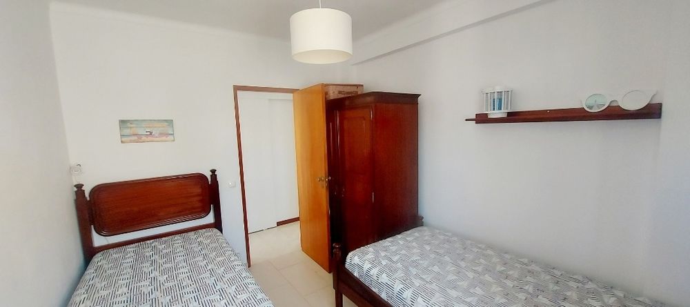 Mobília de quarto - Roupeiro e 2 camas individuais