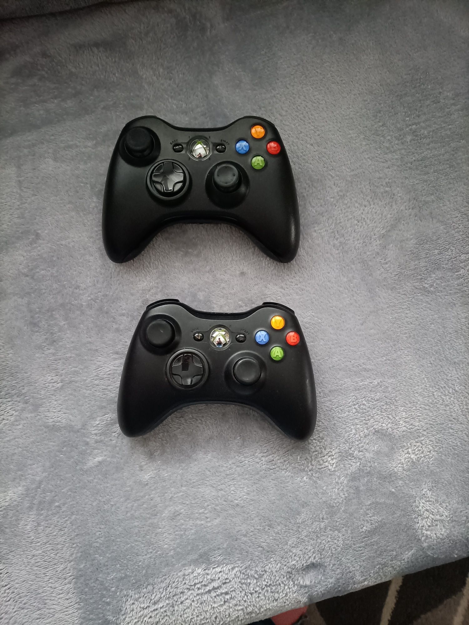 Konsola Xbox 360 S + Kinect + 2 pady