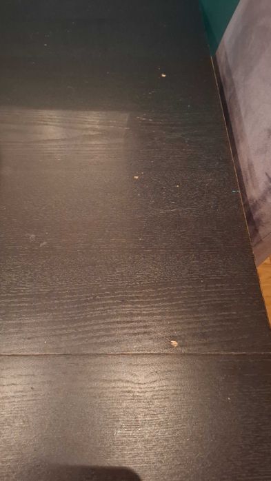 Stół rozkładanym z krzesłami