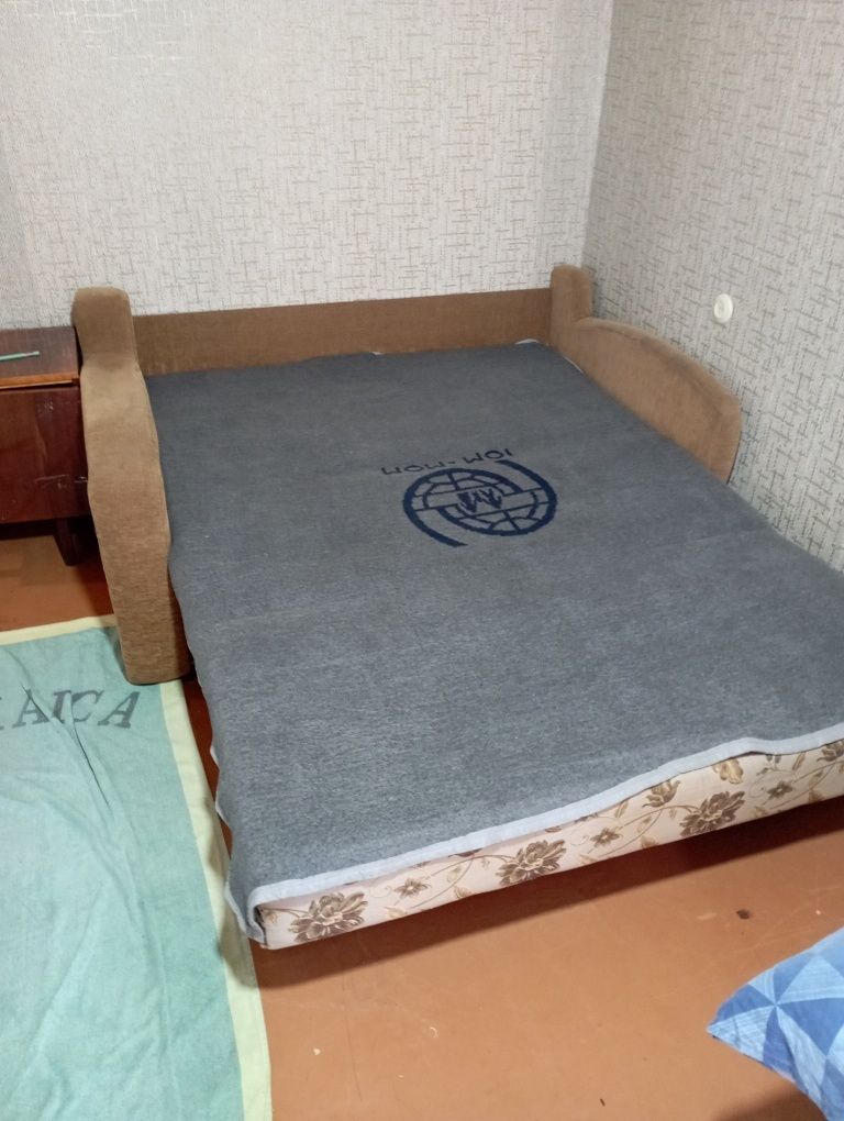 Продам диван,Б/У район Подолу,самовивіз,торг є