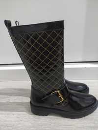 Botas em verniz preto