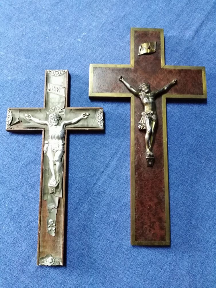 Terços grandes antigos de madeira e cortiça e crucifixos.