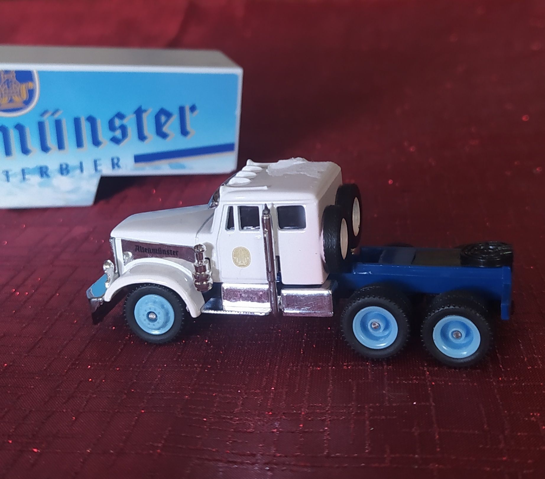 Іграшка автівка вантажівка.