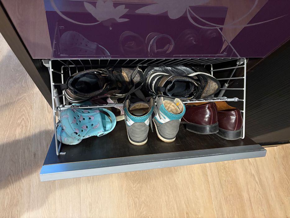 Szafka na buty otwierana.