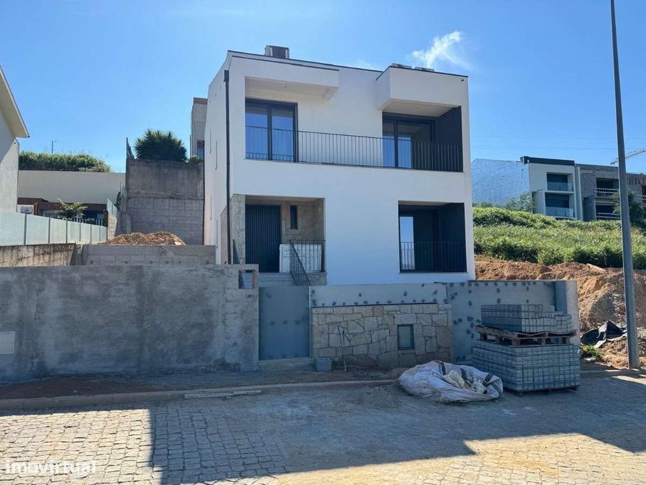 Terreno urbano com acesso e serviços