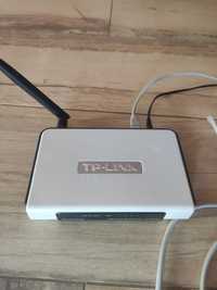 Router TP-Link z kablami