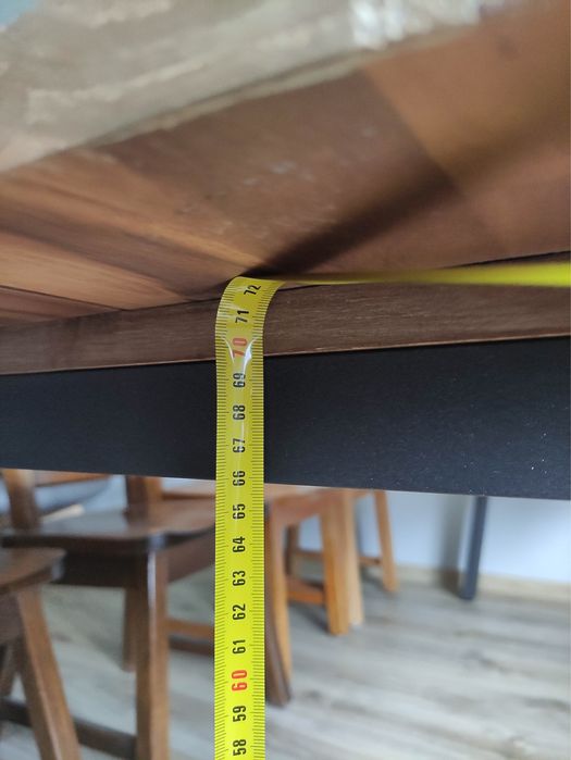 Solidny stół drewniany na metalowych nogach