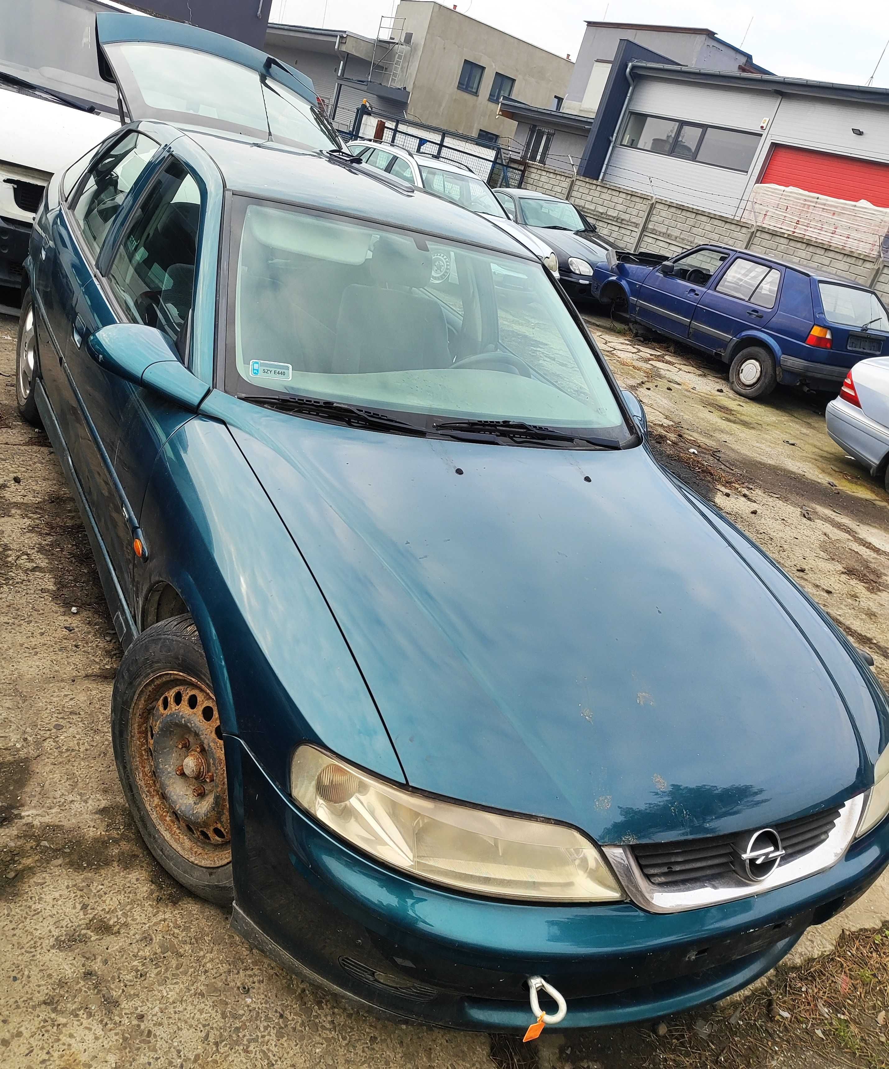 Opel Vectra B - Maska