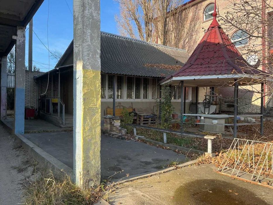 Здається в оренду трьох поверхова будівля та територія