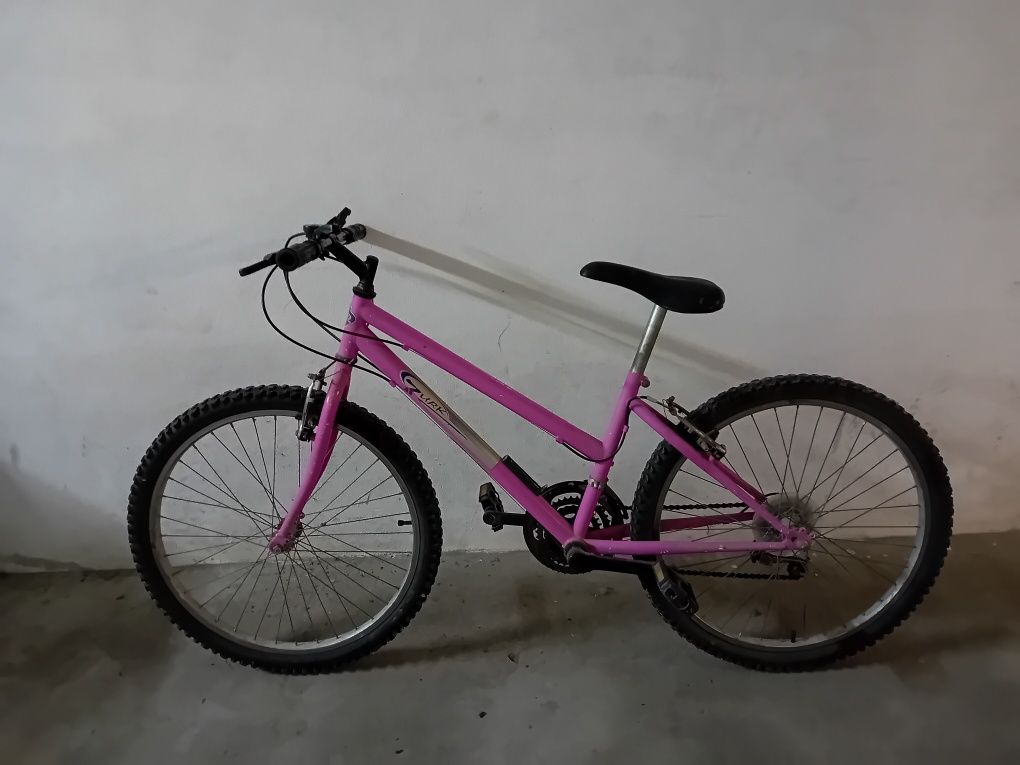 Bicicleta rosa com mudanças