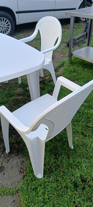 Садовый пластиковый стол и стулья