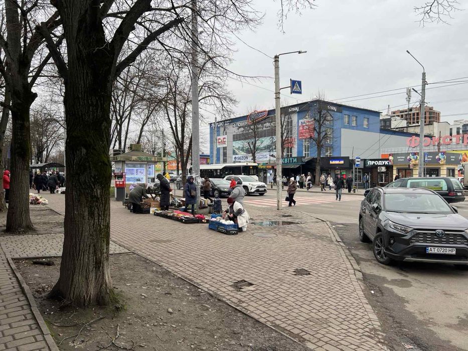 Оренда фасадного комерційного приміщення по вул . Мазепи ,біля Сільпо