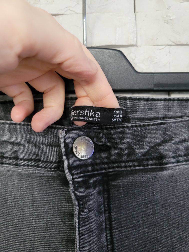 Szare elastyczne spodnie jeans wysoki stan rurki Bershka S/M
