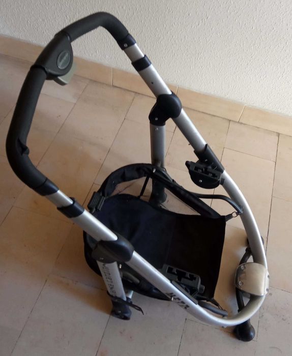 Carro de Bébé Pierre Cardin prático desmontável