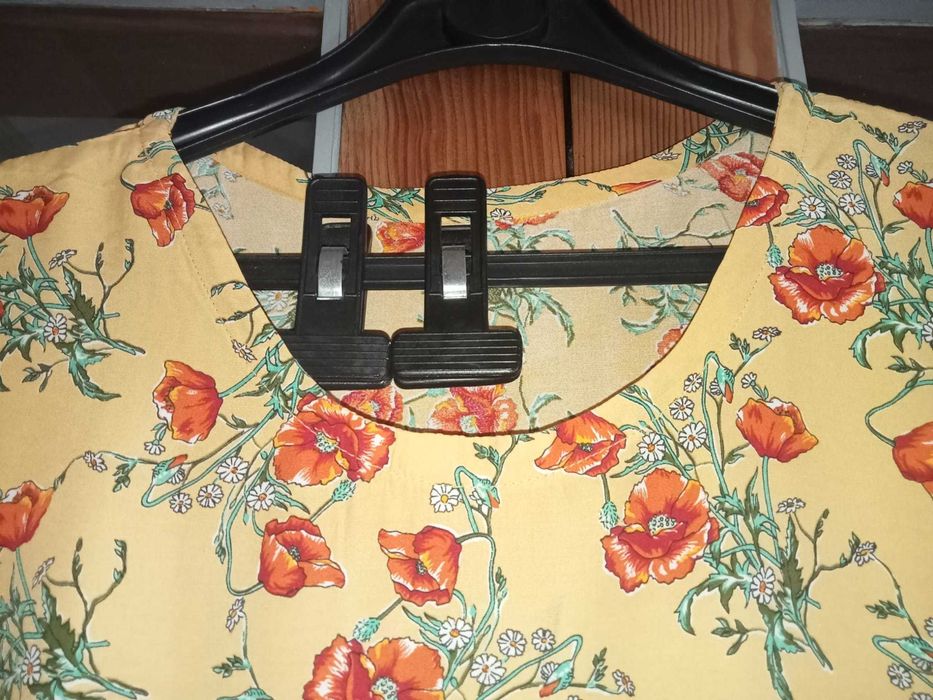 Vestido amarelo com flores vermelhas