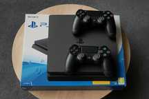 Приставка PS4 Slim 1Tb состояние в идеале + 2 оригинальных джойстика