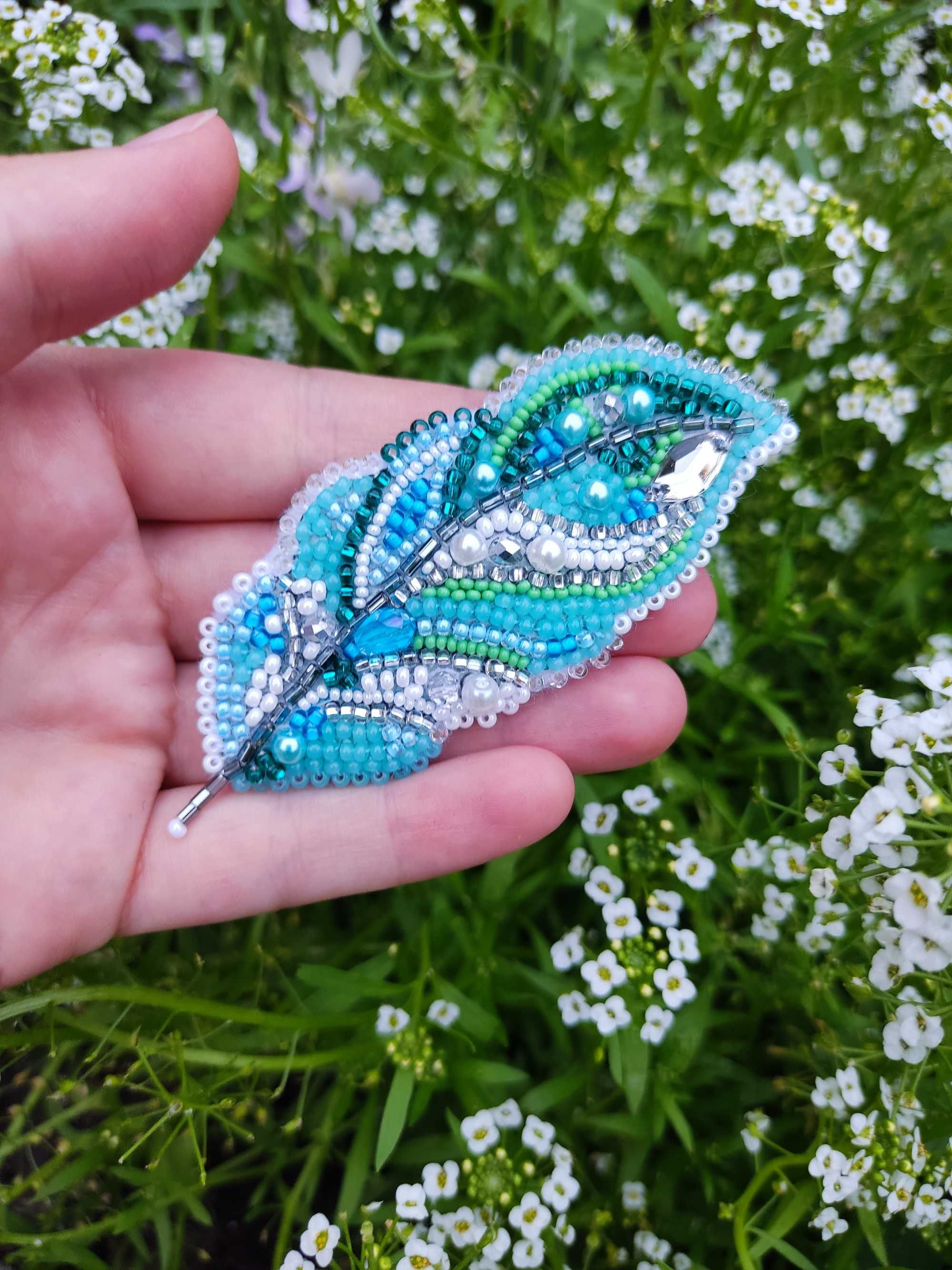 Брошка, прикраса, аксесуар, біжутерія, бісер ЛЕГКА ПІР'ЇНКА. Handmade