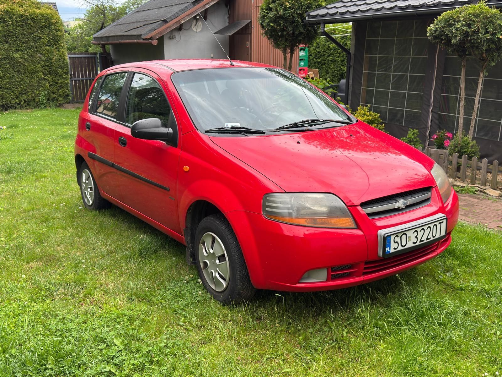 Chevrolet Aveo czerwony