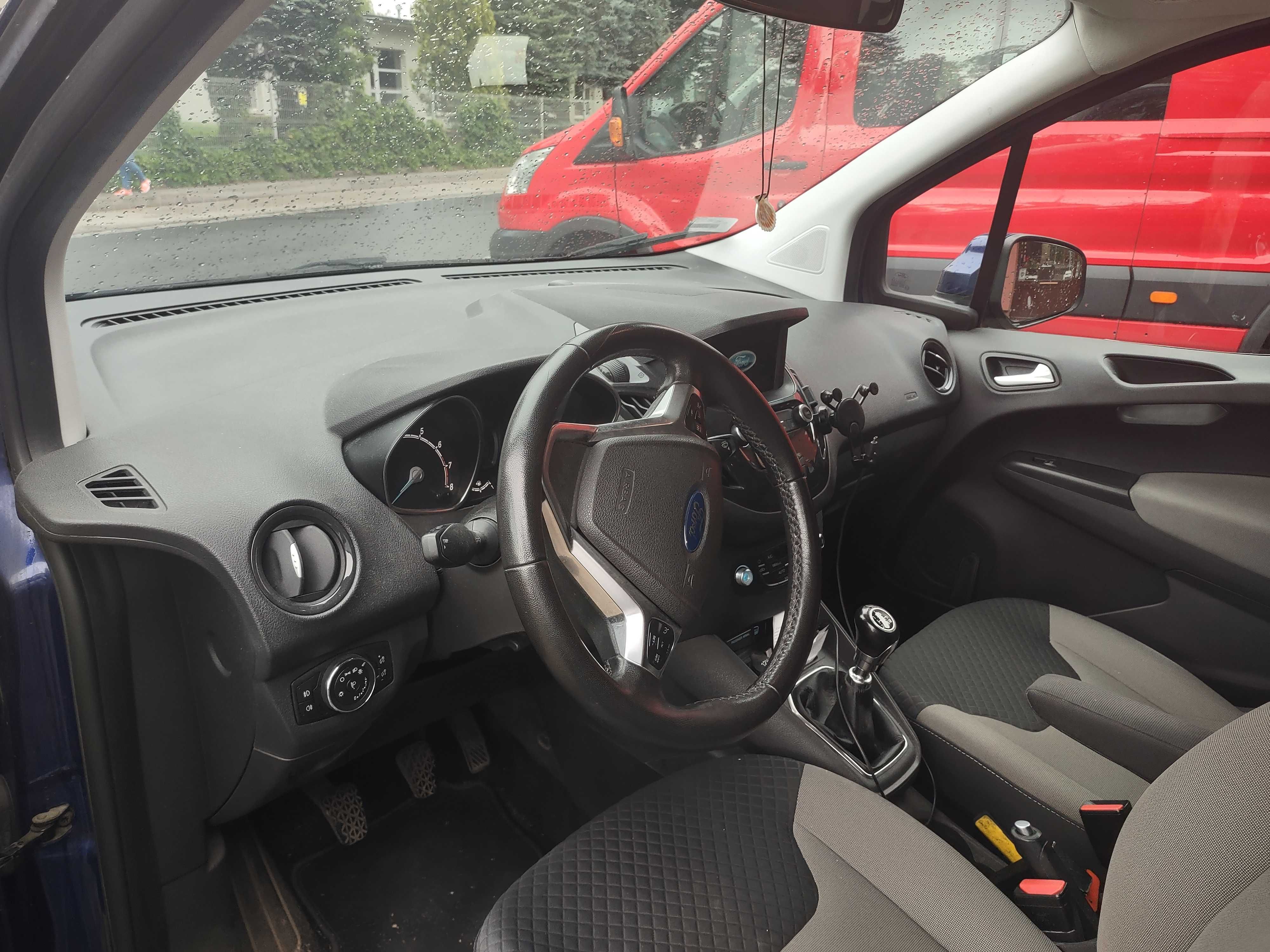 sprzedam samochód ford tourneo courier