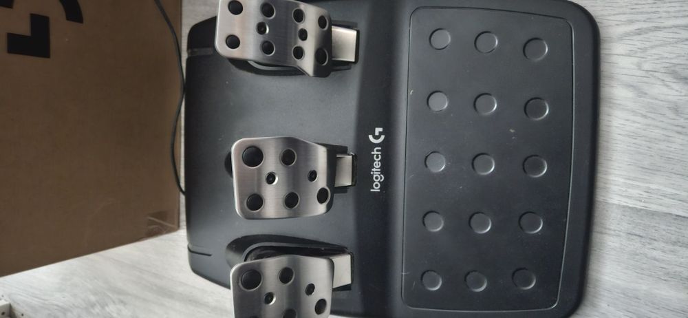 Kierownica logitech g29 + shifter,używana kilka razy,posiada gwarancje
