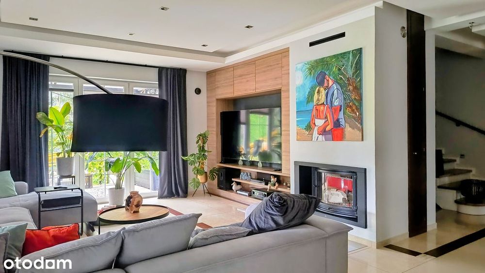 Dom  w otoczeniu lasu.