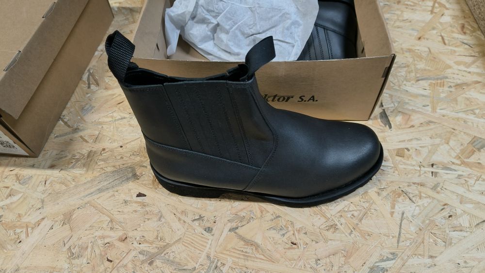 Trzewiki robocze, sztyblety skórzane.