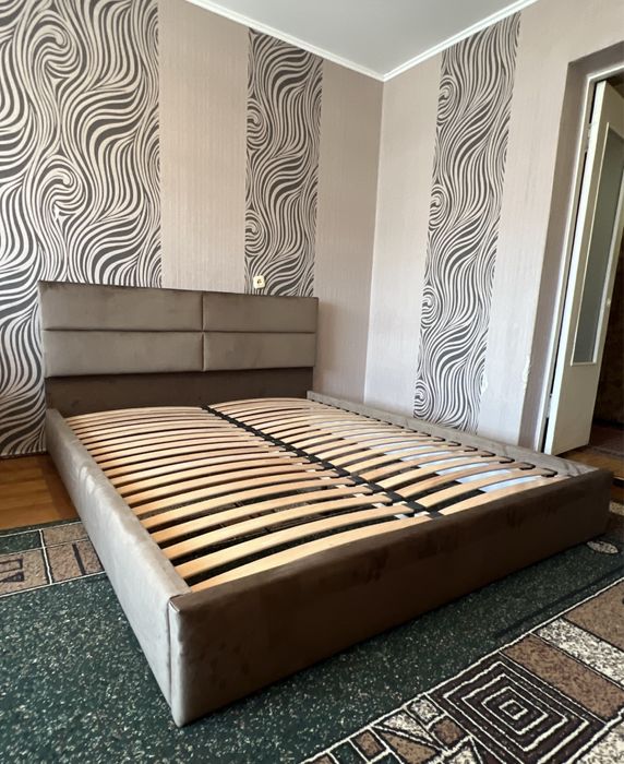 Двоспальне  ліжко з меблевого велюру, нове, з ламелями