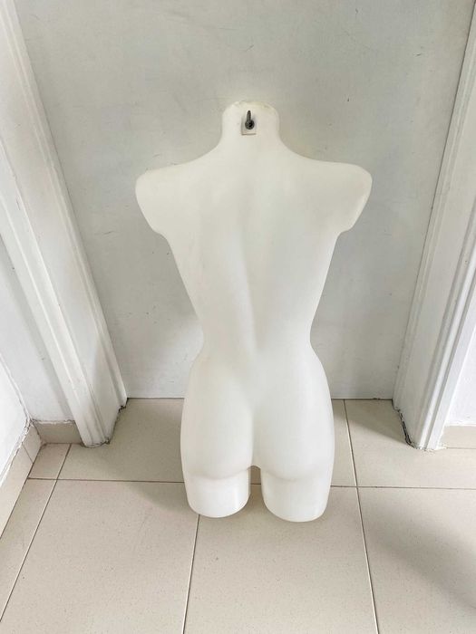 Manequim feminino em plástico