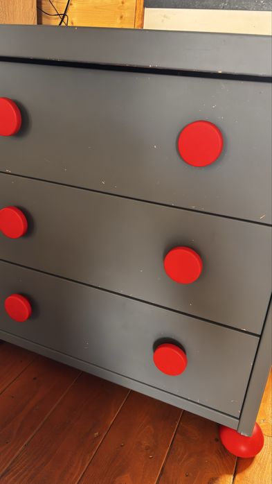 Szafka dziecięca z szufladami – szara z czerwonymi uchwytami