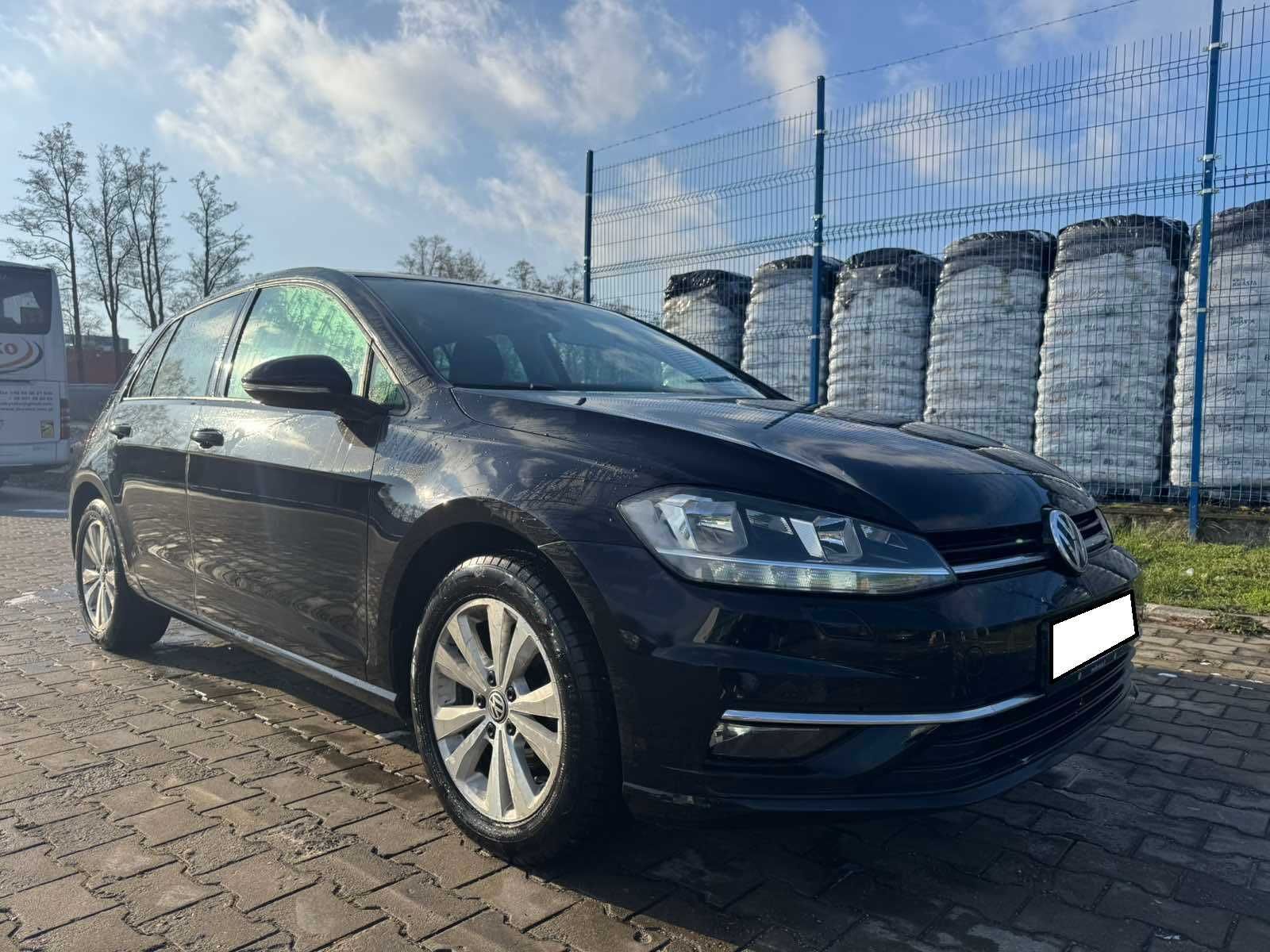 Wynajem Wypożyczalnia Samochodów osobowych VW Golf VII AUTOMAT