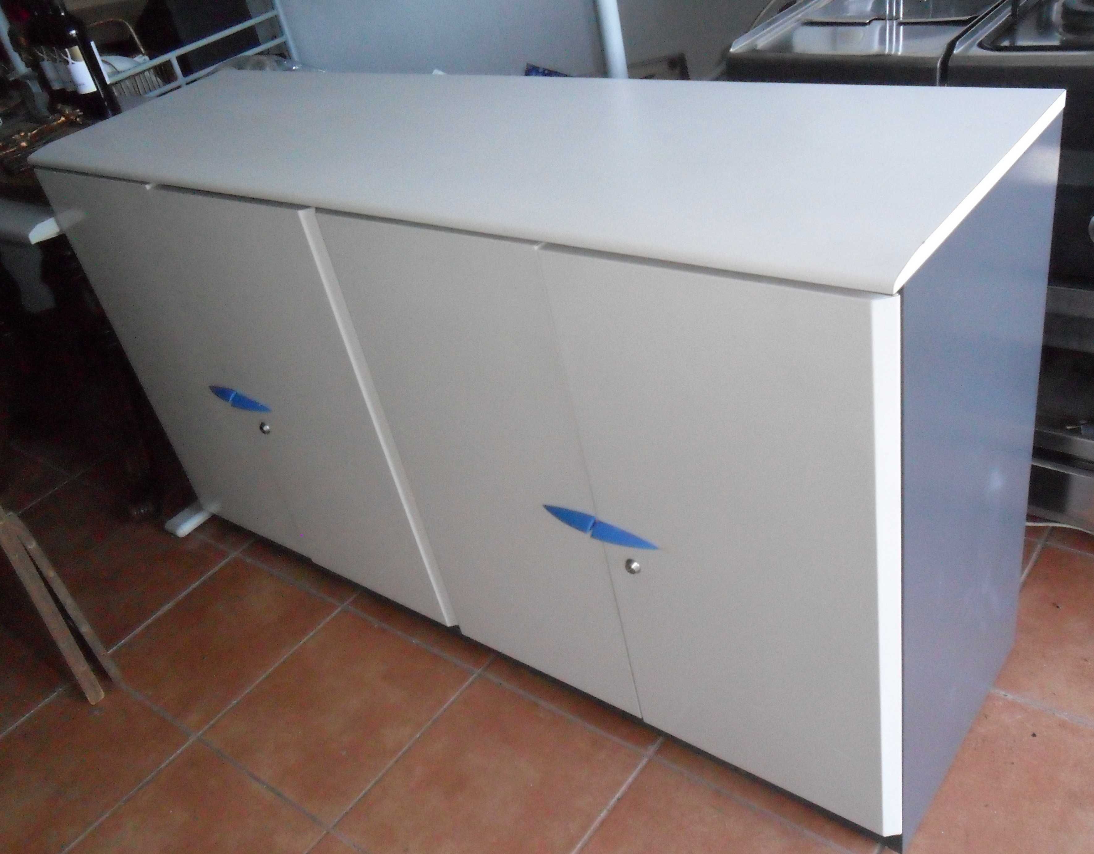 Móvel metálico com 4 portas