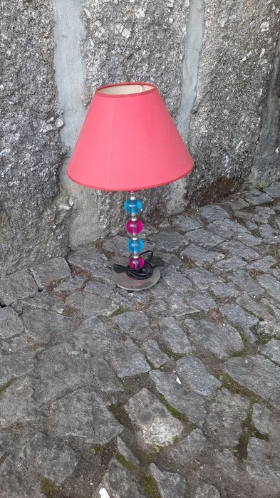 Candeeiro em bom estado.