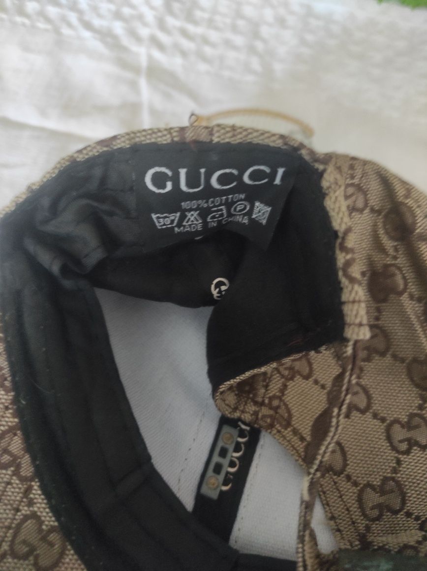 Bonés da Gucci, em Preto e Creme.