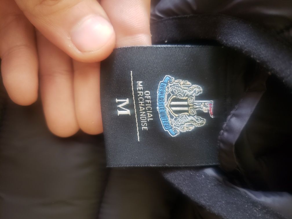 Офіційна куртка футбольного клубу Нюкасл Юнайтед