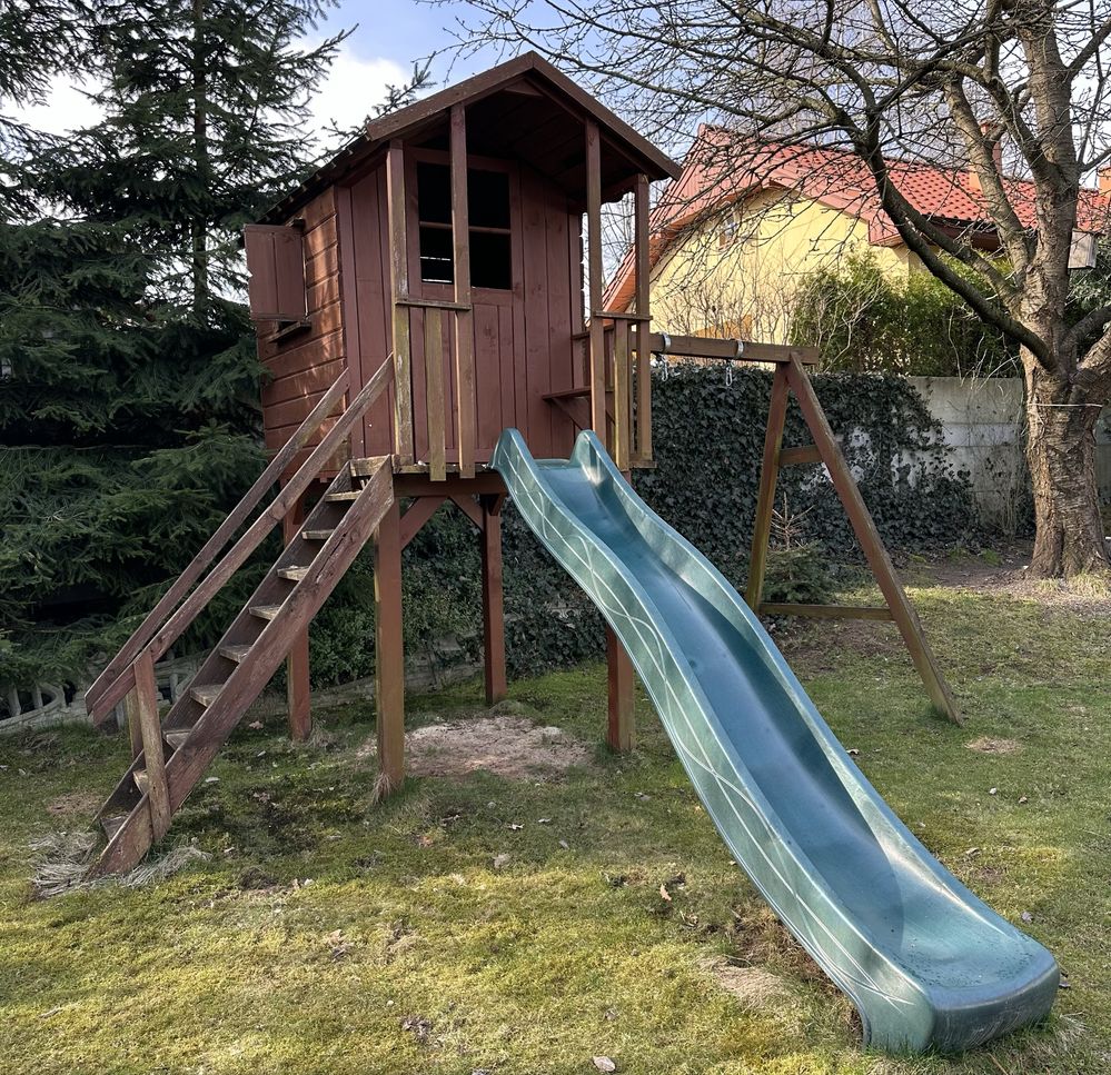 Domek drewniany ze zjeżdżalnią