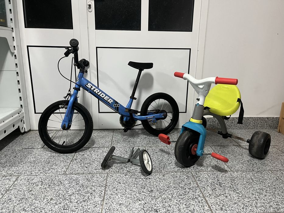 Biclcleta e triciclo de crianca