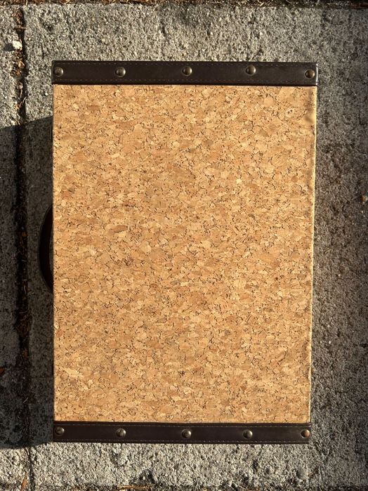 Mala decorativa em cortiça com arrumação