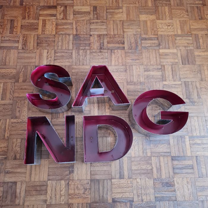 Letras metálicas vintage – S A N D G – decoração industrial / retro