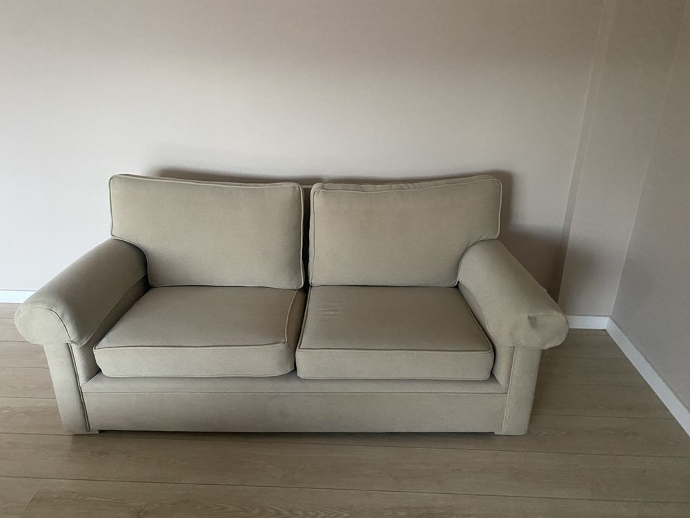 Sofa cor bege 2 lugares com bracos