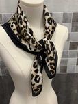 Lenço Estampado Leopardo – 66x66 cm, 100% Poliéster