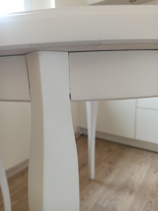 Biały drewniany stół