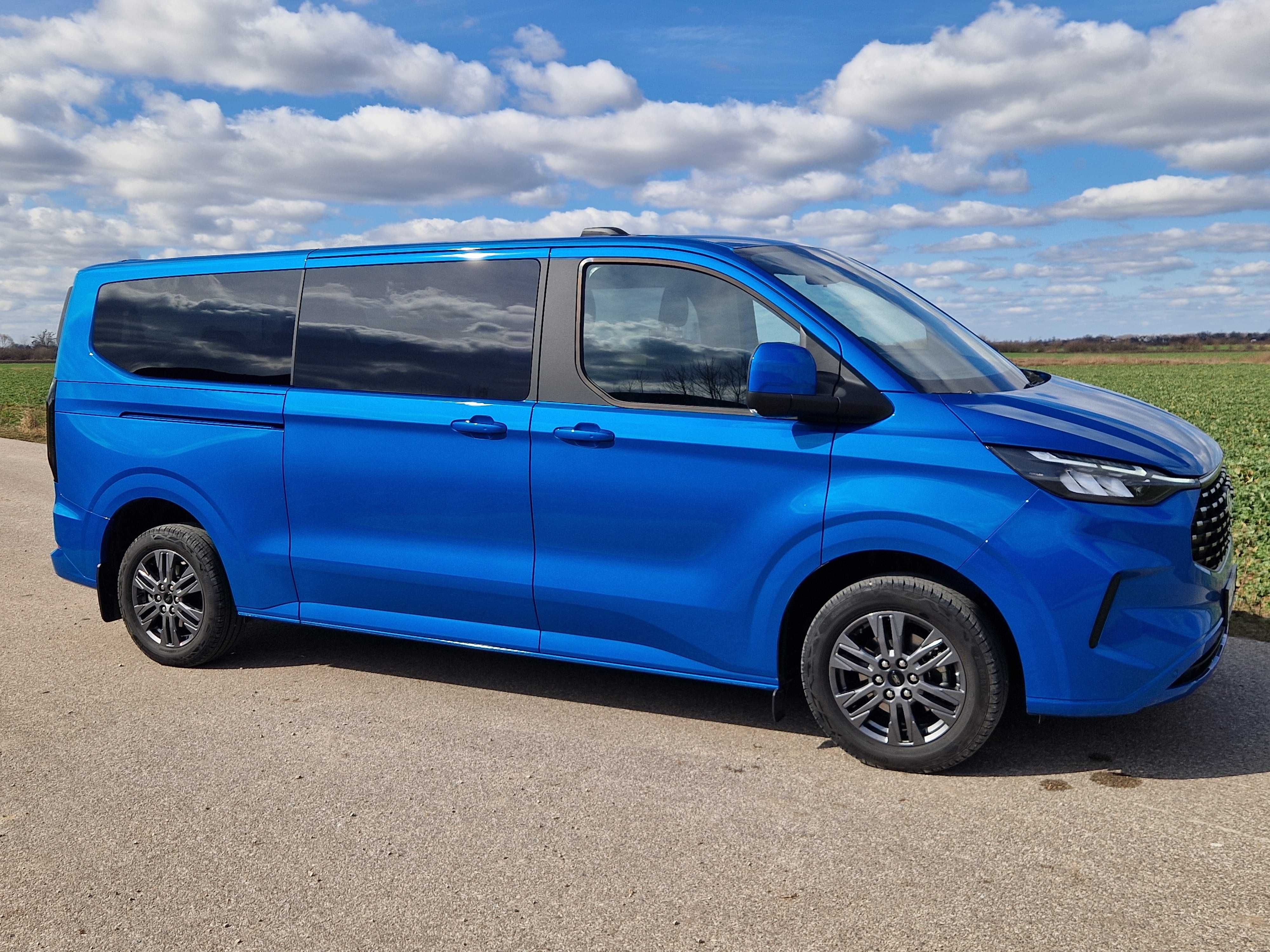 Wynajem BUS NOWY 8 osobowy FORD Tourneo CustomTITANIUM
