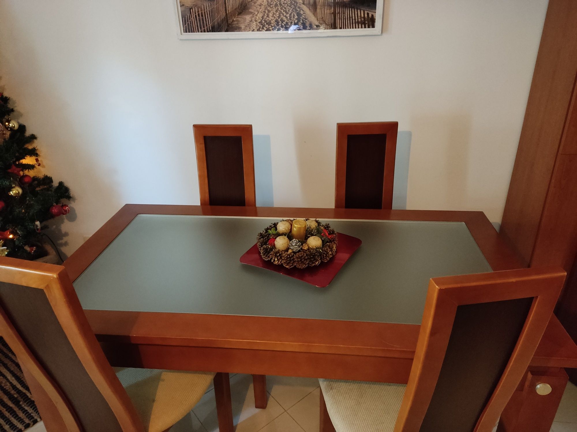 Conjunto de mesa e cadeiras