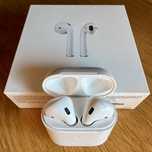 Apple AirPods 2 z etui ładowanym bezprzewodowo A2031 1 właścicielka