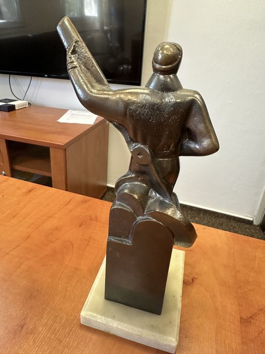 Pomnik lotnika, rzeźba mosiądz