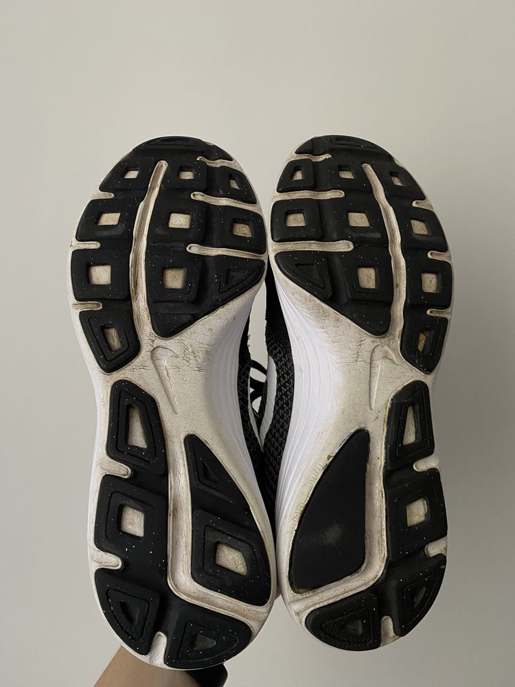 Чорно-білі кросівки Nike Revolution, 38р.